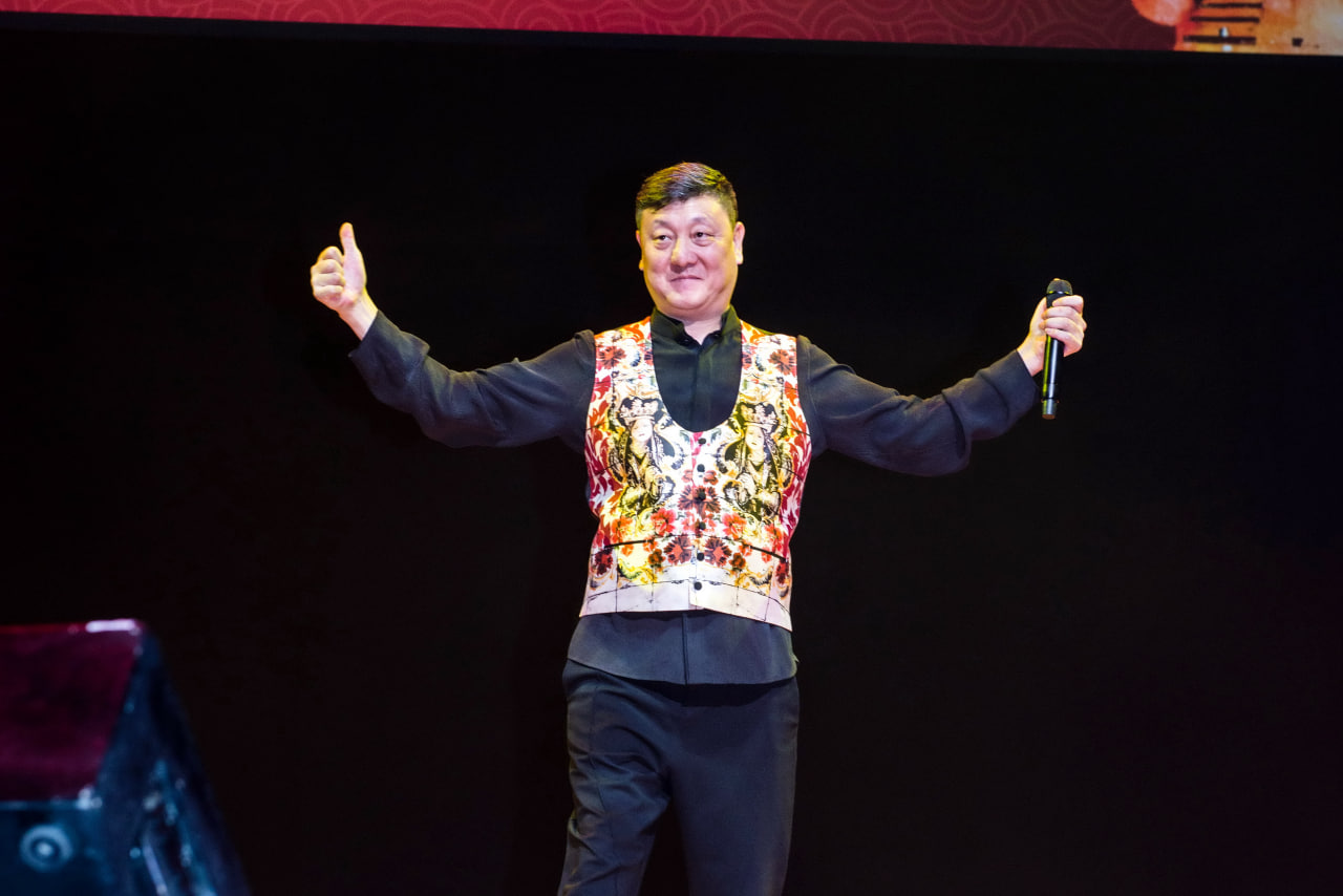Han Lei sings for the Australian Guangdong Chamber of Commerce event